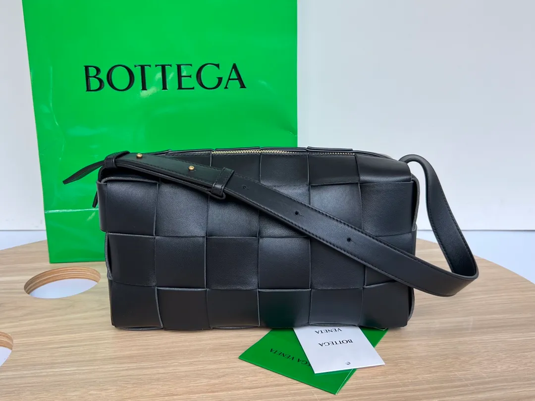 #B家 New model is coming! 709360 BRICK CASSETTE armpit bag, the traditional woven logo is instantly recognizable✅ Large grid weaving has always been fashionable, and the armpit bag is even more fashionable and foreign-style. Elegant big brick 🧱 Sheepskin material is light and comfortable, with a huge sense of capacity and space. Dark layer inside. Practical interior and fashionable appearance design. Durability and temperament coexist. Elegant big brick. Come and plant the same underarm bag from star Zhou Yutong! Dimensions: 28x14x10